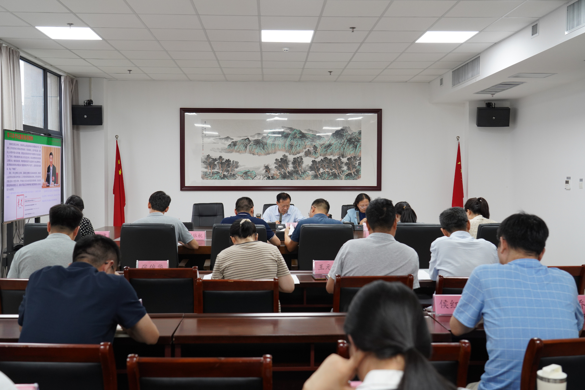 院党委书记秦保强深入农村发展研究所召开重大课题调研座谈会